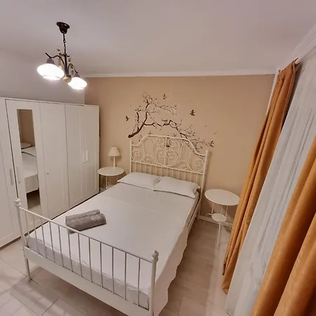 Appartement Great 1-st Floor In The Boekarest